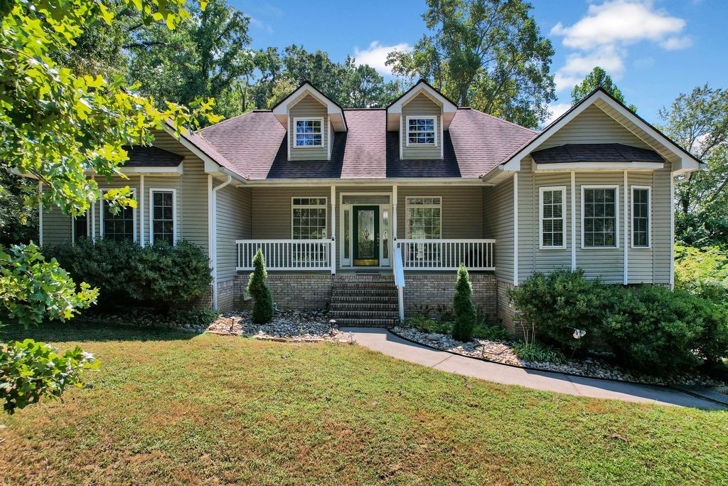 3687 Crown Colony Dr Nw, Cleveland