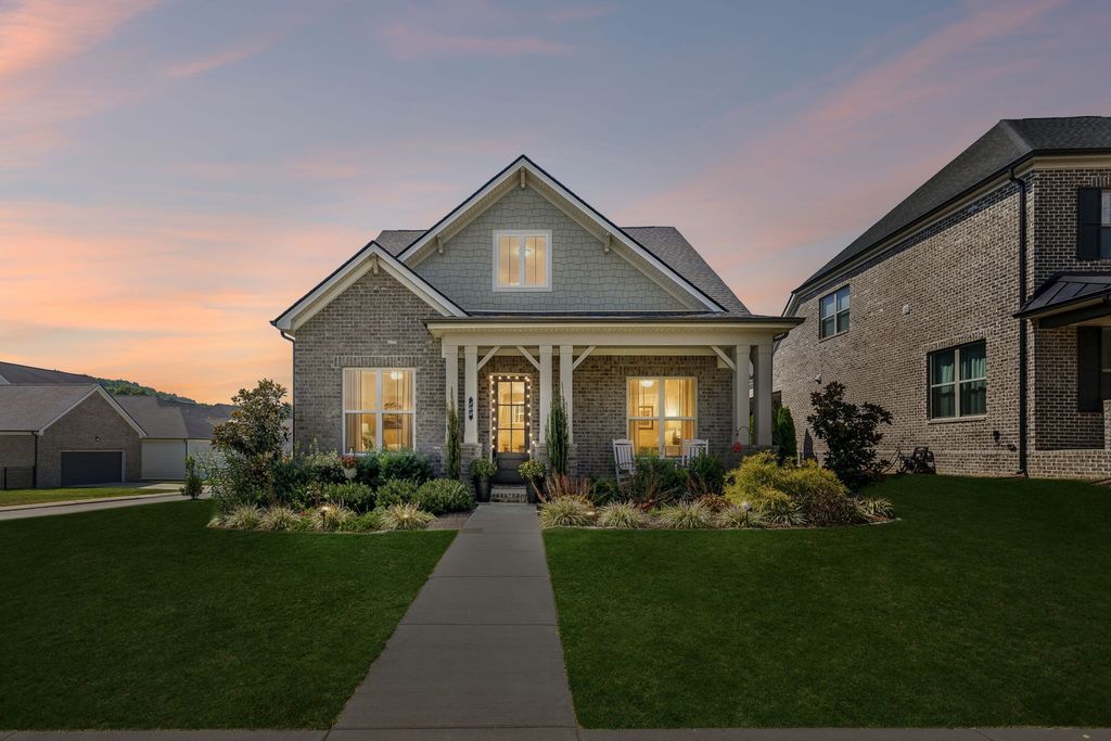 102 Stonehaven Way, Hendersonville