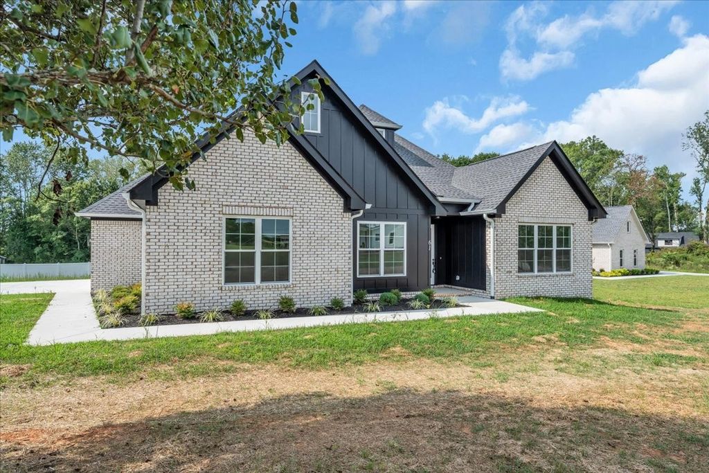 61 Hickory Grove Dr, Morrison
