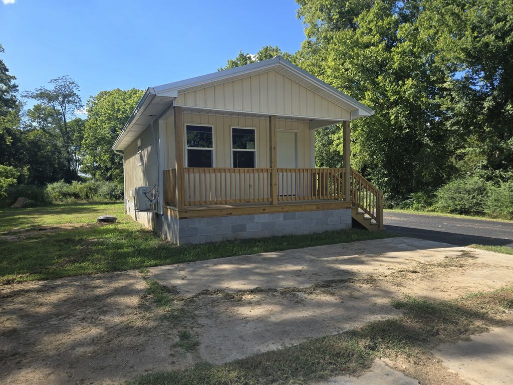 105 Fairground Dr, Waverly