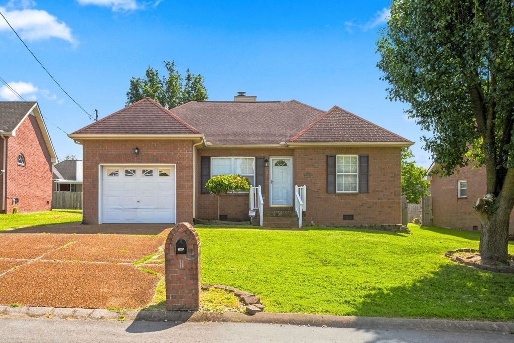 105 Clovercrest Dr, Hendersonville