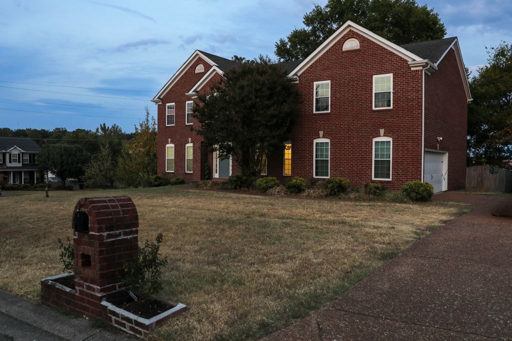 201 Briarcotes Cir, La Vergne