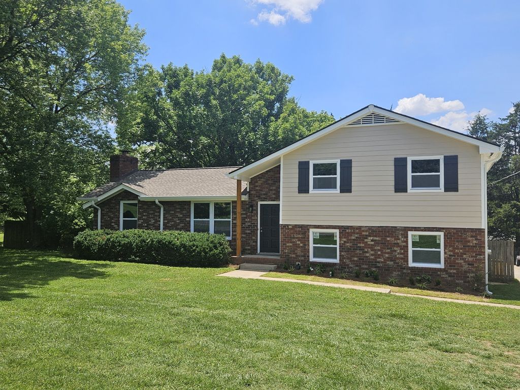 258 Indian Lake Rd, Hendersonville