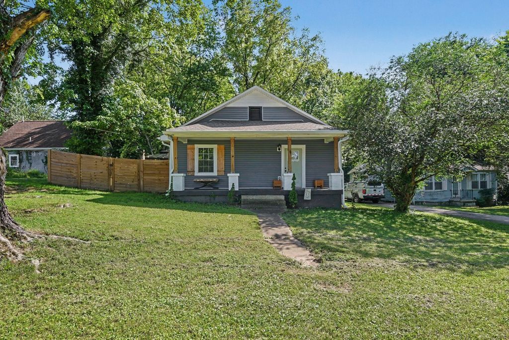 762 Monroe St, Clarksville