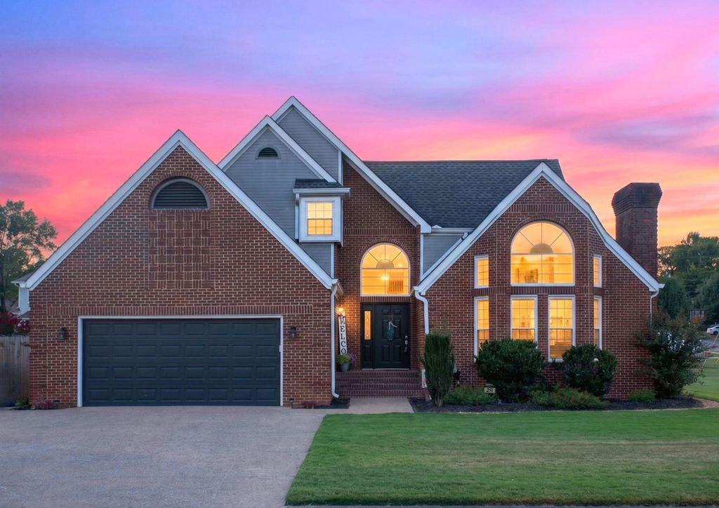 215 Hunters Run Cir Nw, Cleveland
