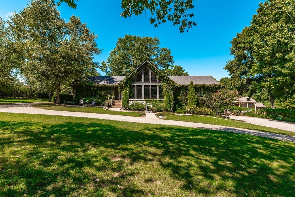 559 Forest Retreat Rd, Hendersonville