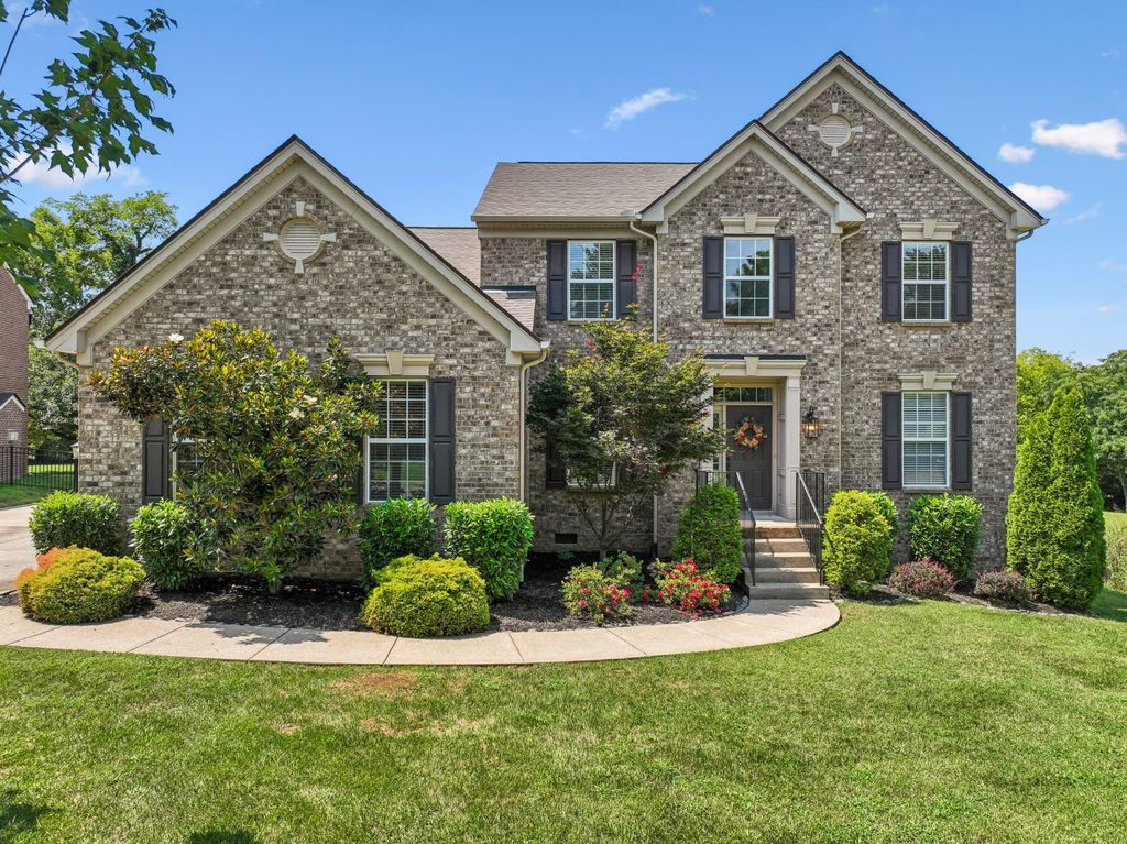 1053 Avery Trace Cir, Hendersonville