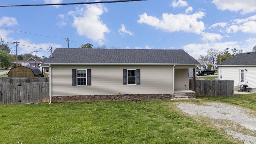406 Cherry St, Decherd