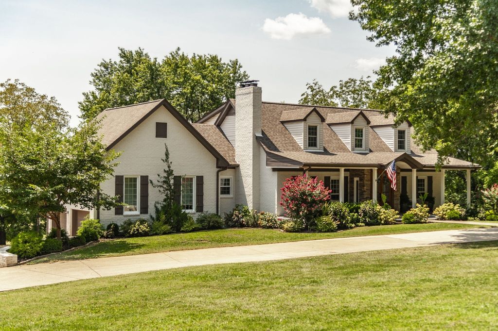 1048 Hillview Dr, Hendersonville