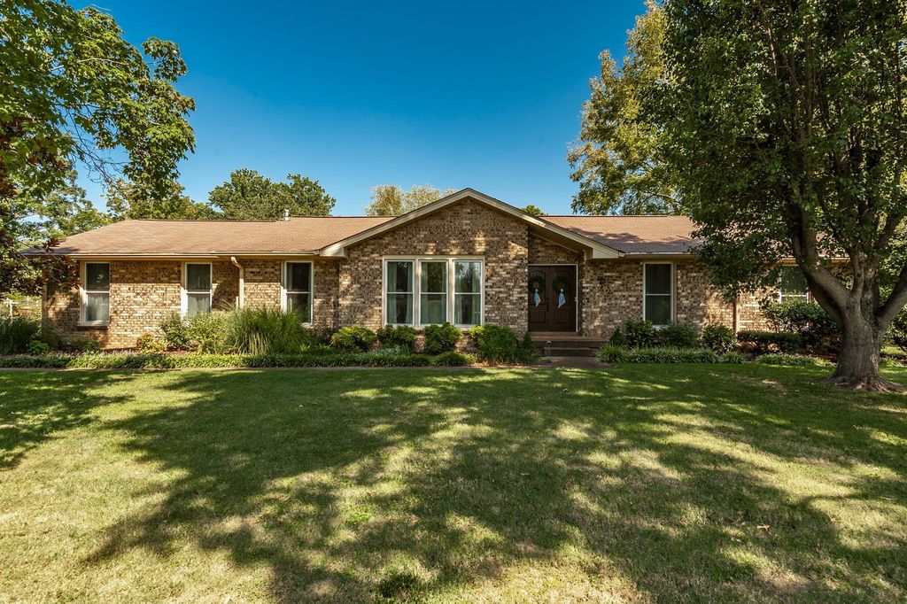 1097 Lakeshore Dr, Gallatin