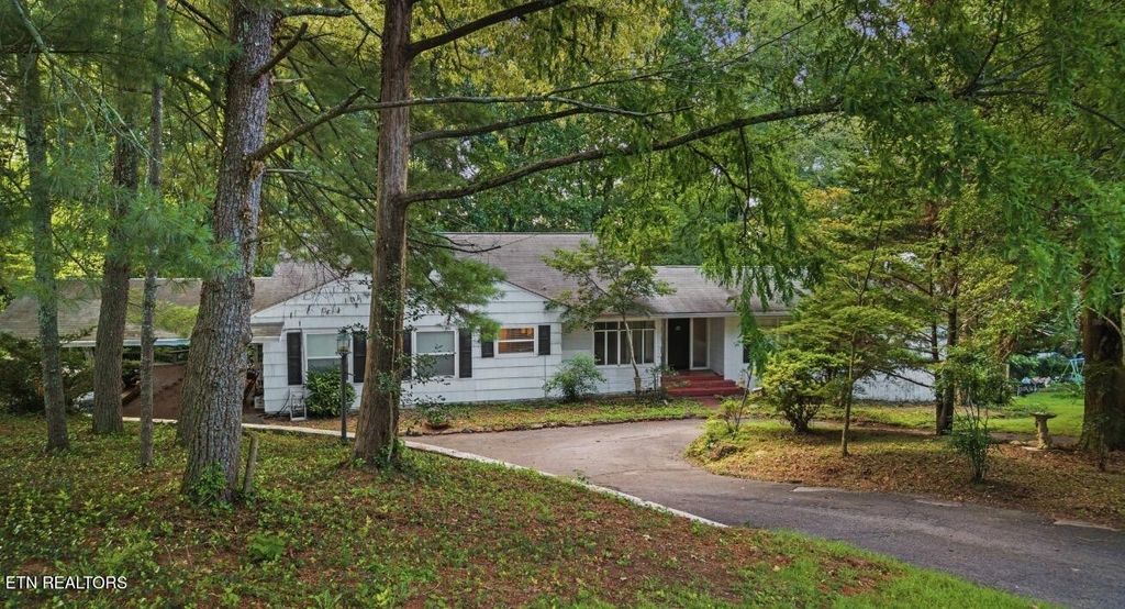 124 Orchard Circle, Oak Ridge