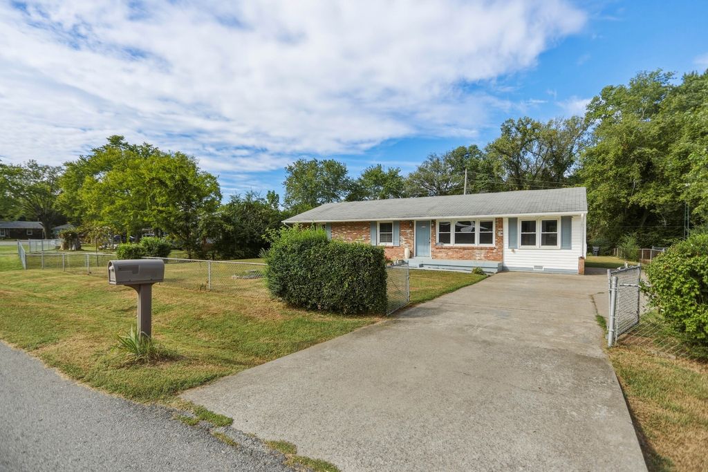 203 Rebecca Ln, Clarksville