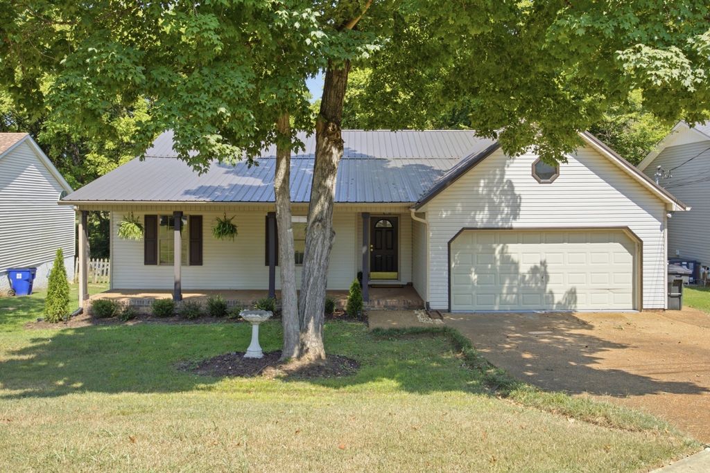 208 Valley Dr, Columbia
