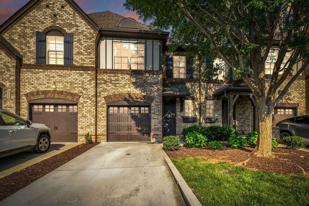 350 Coronado Pvt Cir, Hendersonville
