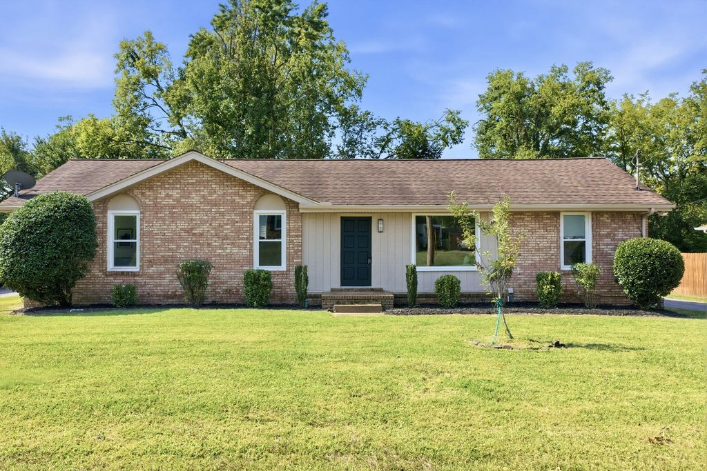 102 Peartree Dr, Hendersonville