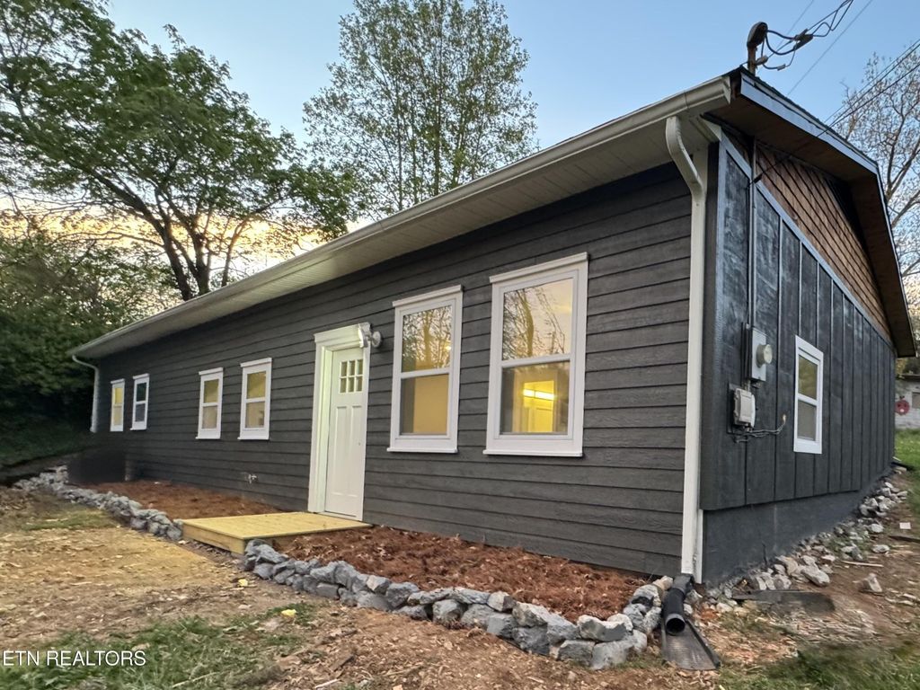 128 Crisp Rd, Lenoir City