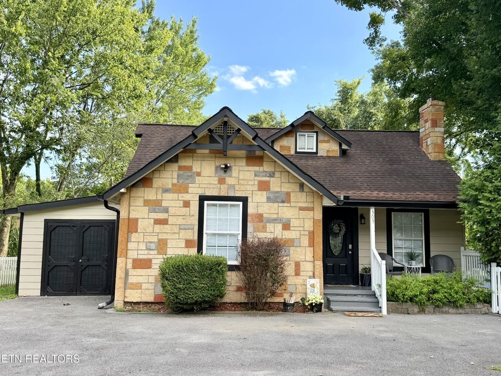 305 Jackson St, Sevierville