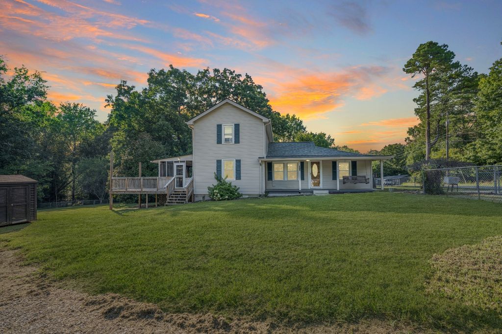 860 Potters Ln, Clarksville