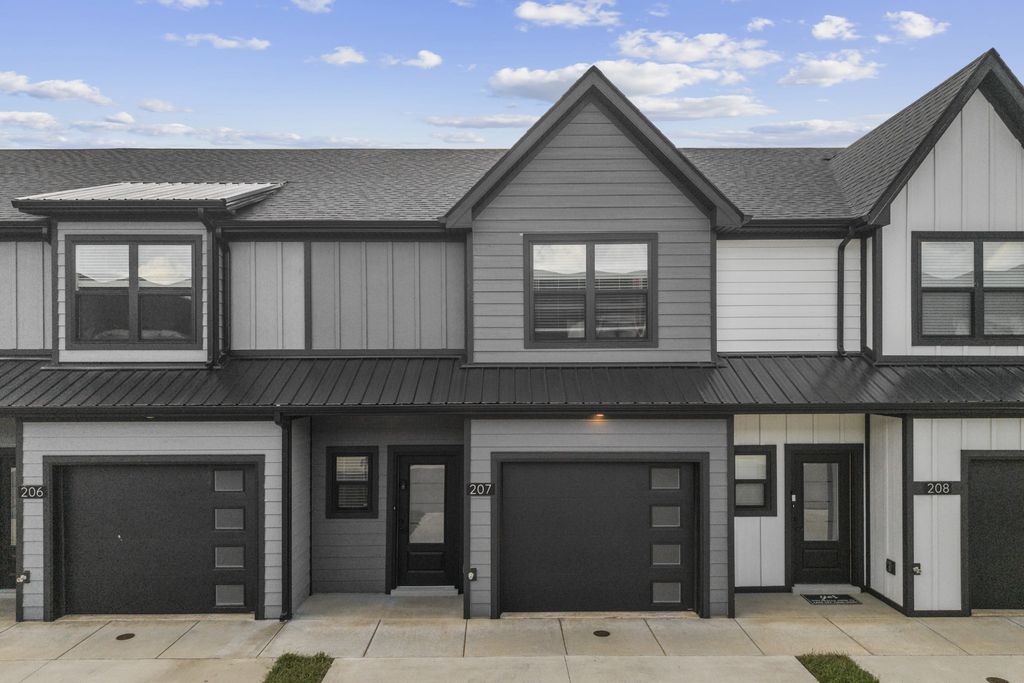 207 Jonathan Wade Cir, Clarksville