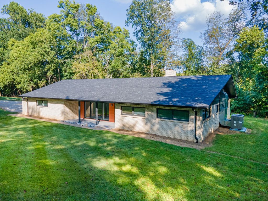 301 Sanford Ln, Lawrenceburg