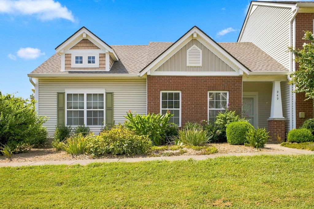 949 Seven Oaks Blvd, Smyrna