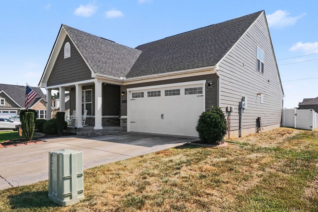 801 Raintree Dr, Smyrna