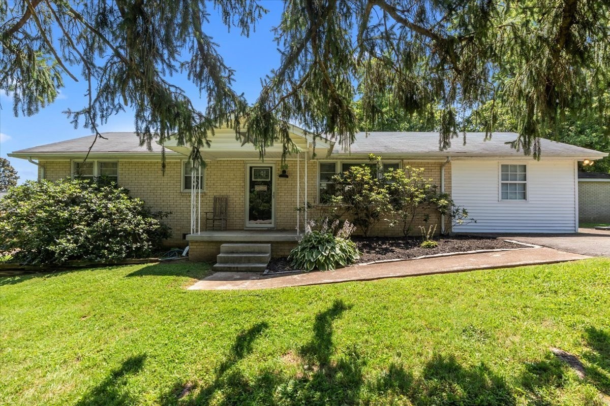 Photo for MLS 3541390 in 1109 N Charlotte St Dickson, TN - 37055