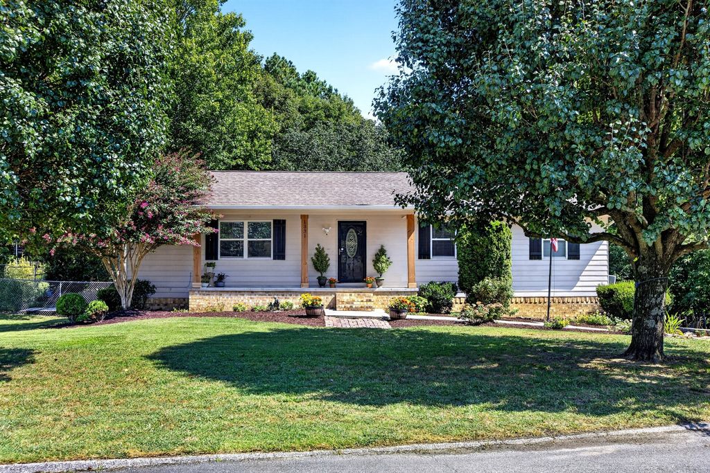 1331 Briarwood Pl Nw, Cleveland