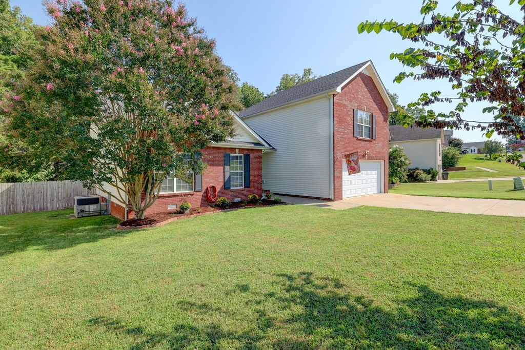 3141 Holly Pt, Clarksville