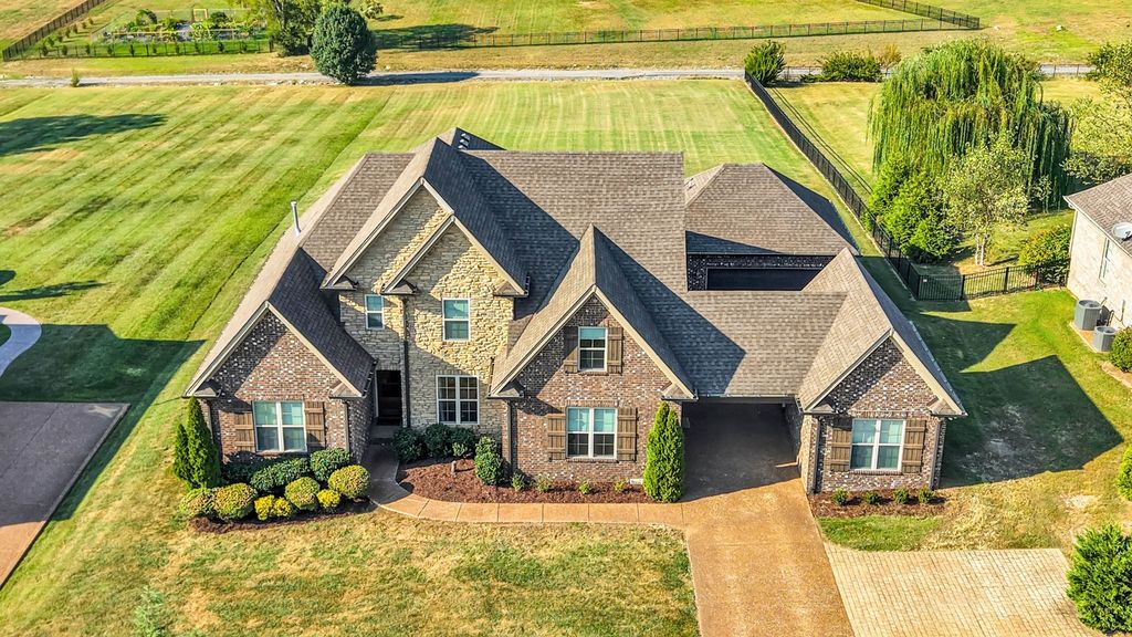 711 Shute Ln, Hendersonville