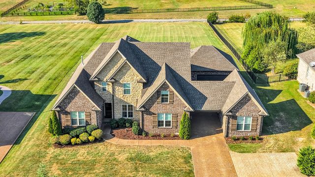 711 Shute Ln, Hendersonville