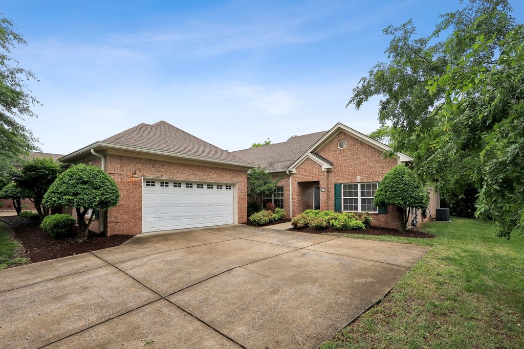 201 Wrennewood Ln, Franklin