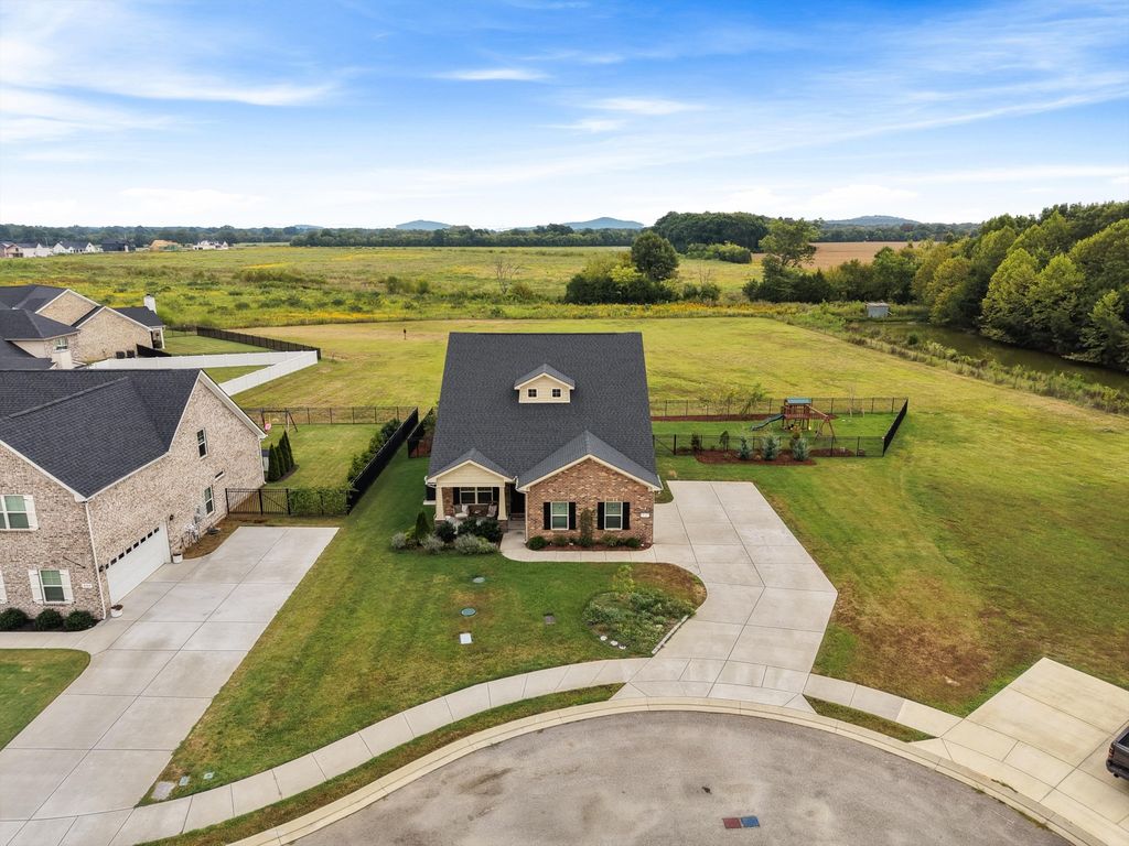 611 Hawkeye Ct, Eagleville