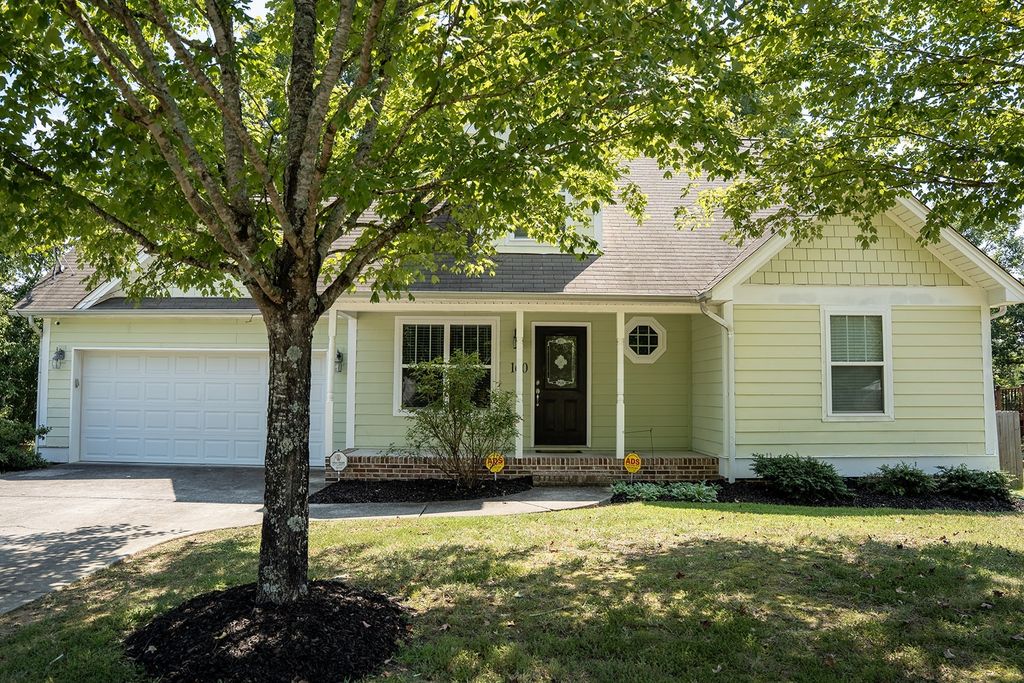 160 Silver Maple Cir Sw, Cleveland
