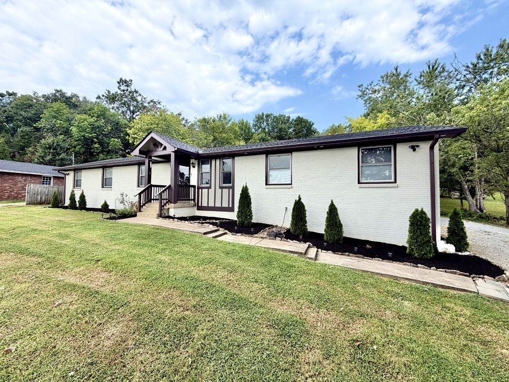 233 Riverwood Dr, Hendersonville