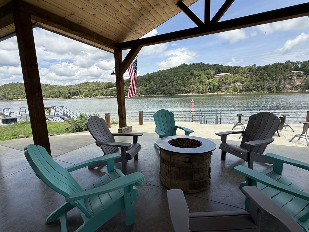 188 S River Front Dr, Clifton