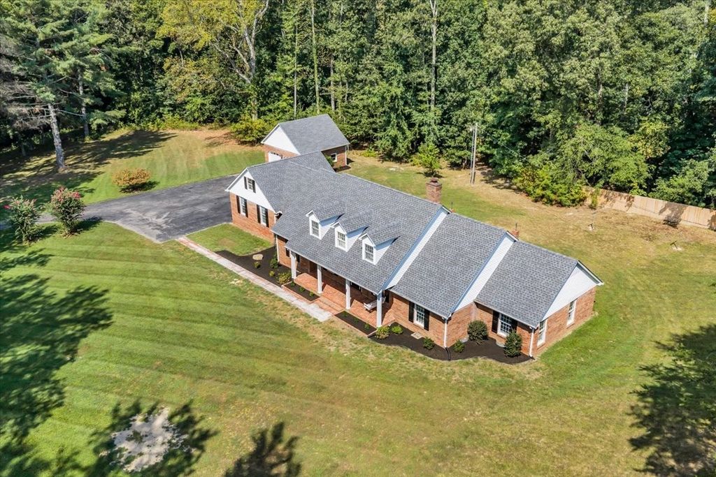 416 Powers Rd, Manchester