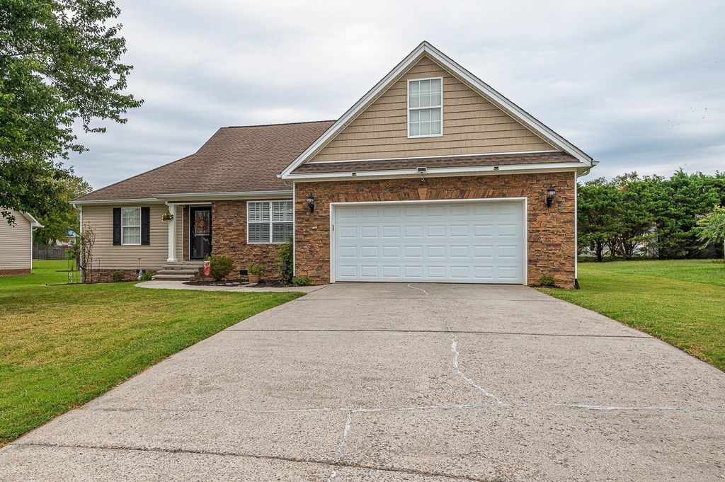 213 Thoroughbred Dr Nw, Cleveland