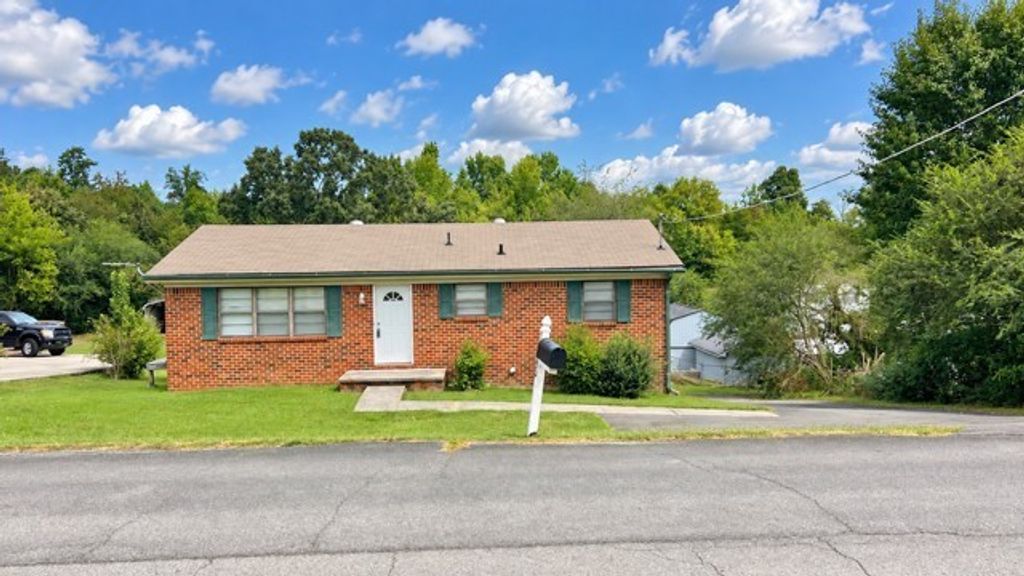1645 Falcon Dr Se, Cleveland