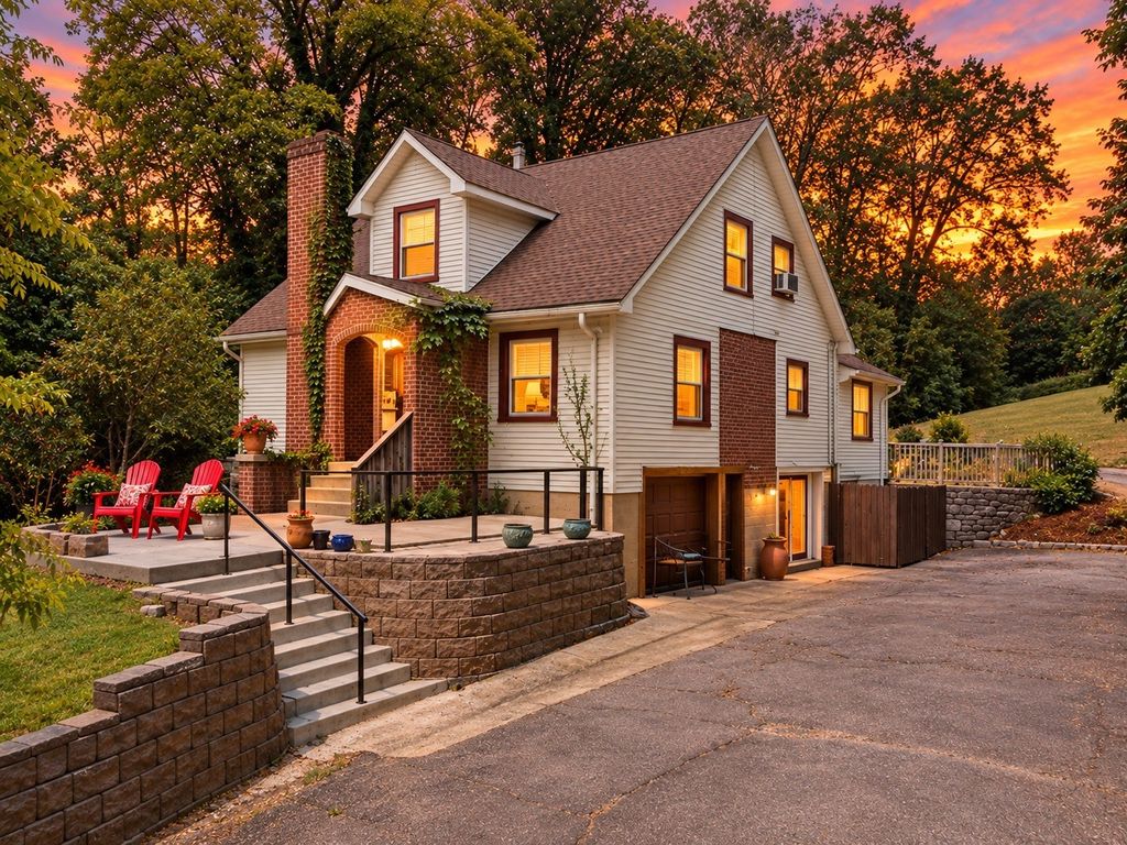 910 Due West Ave N, Madison