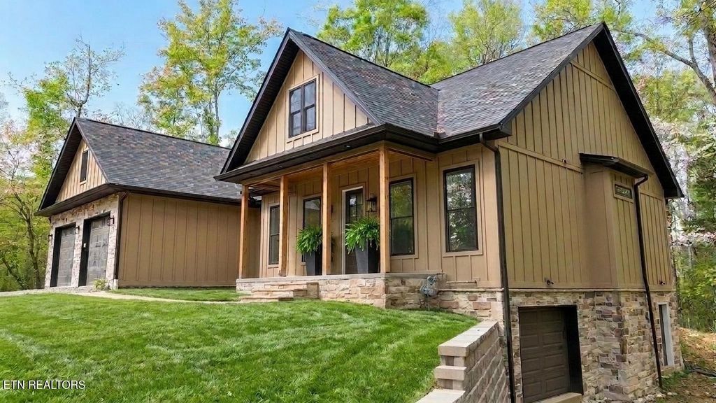 236 Meadowood Road, Newport