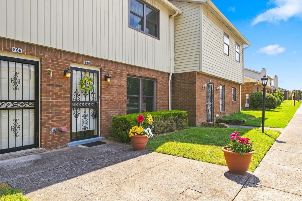 264 Mayflower Ln N, Madison