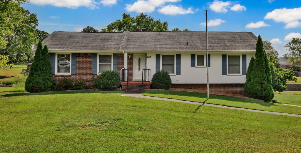 102 Bullock Dr, Clarksville