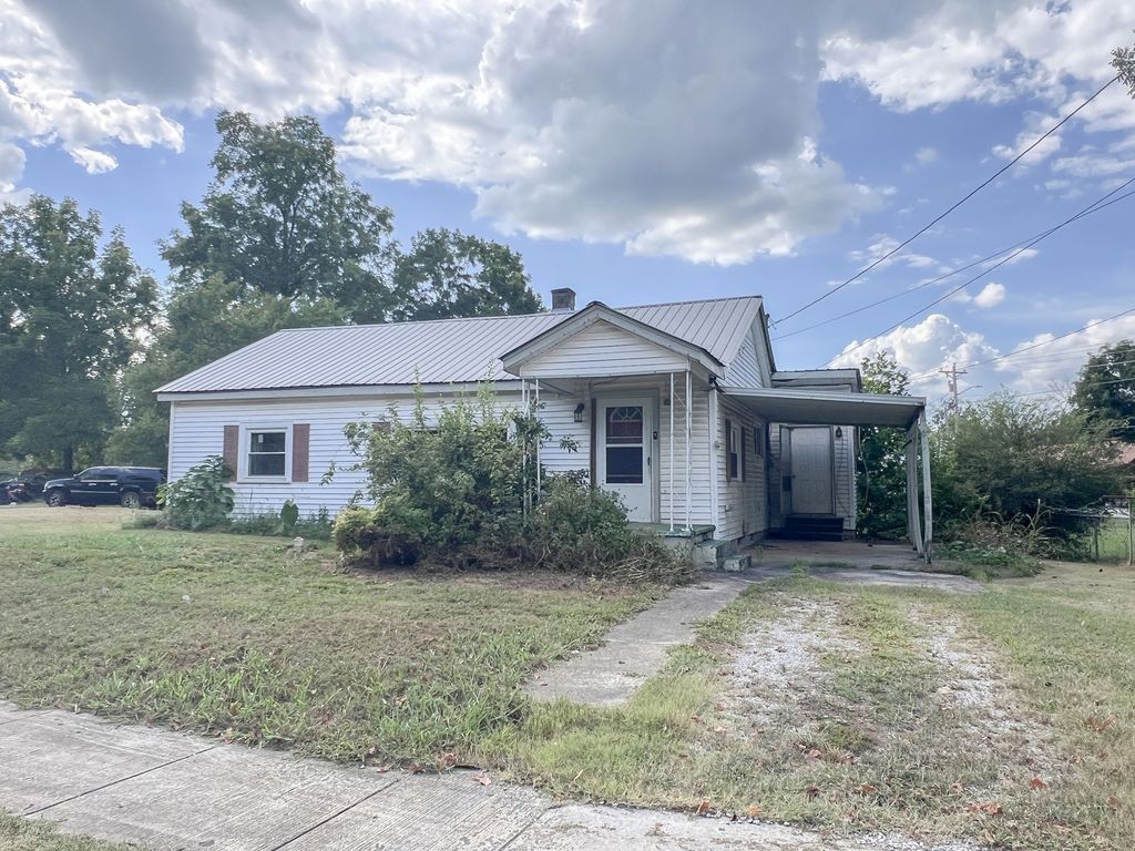 617 E Main St, Decherd