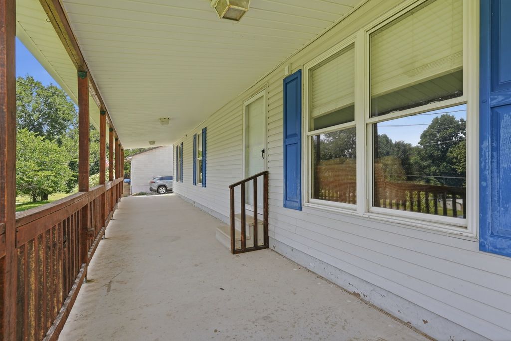 280 Middle Dr, Sparta