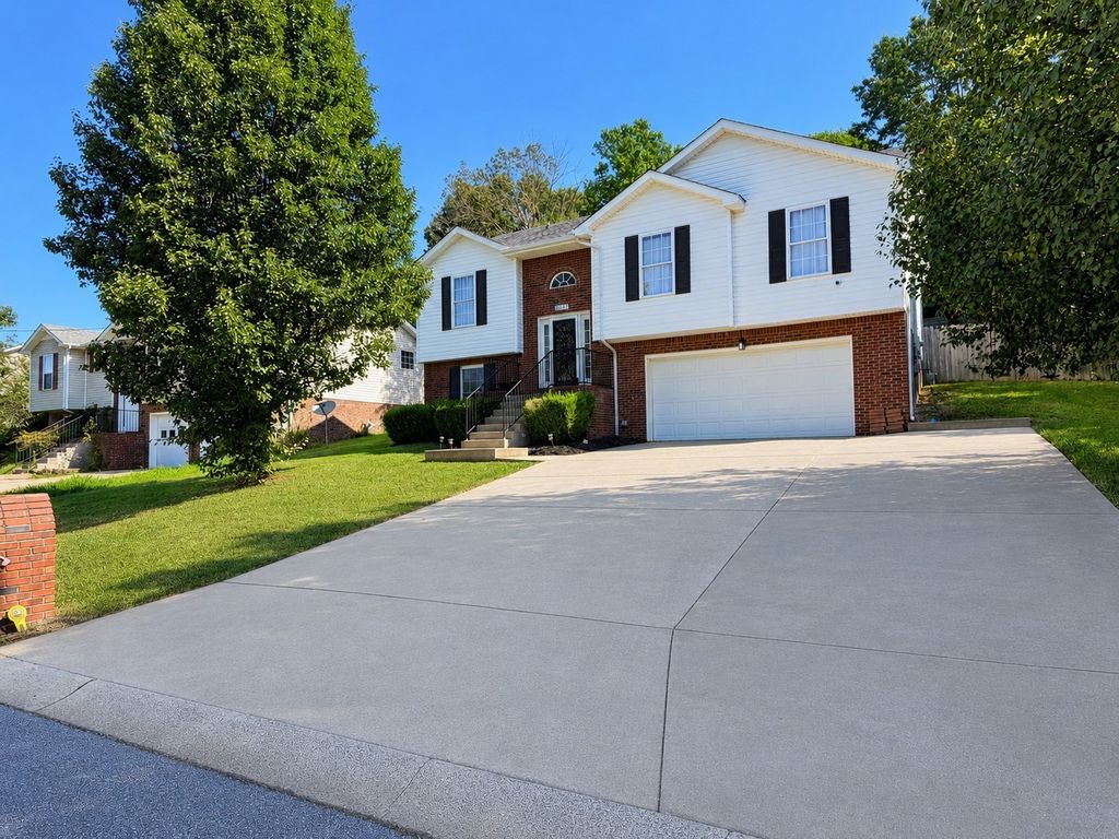 1023 Hedge Apple Dr, Clarksville