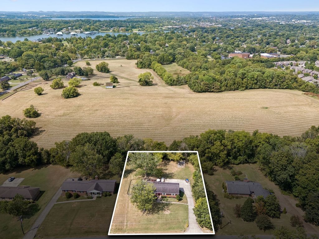 105 Stuart Dr, Hendersonville