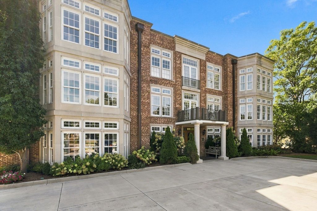 3821 West End Ave 202, Nashville