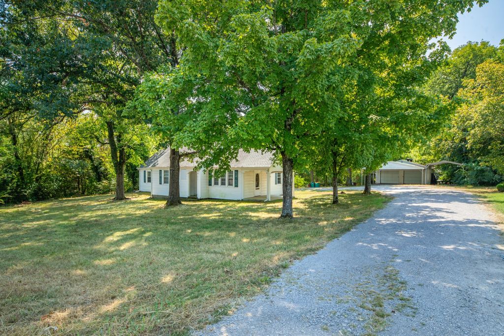 917 W Commerce St, Lewisburg