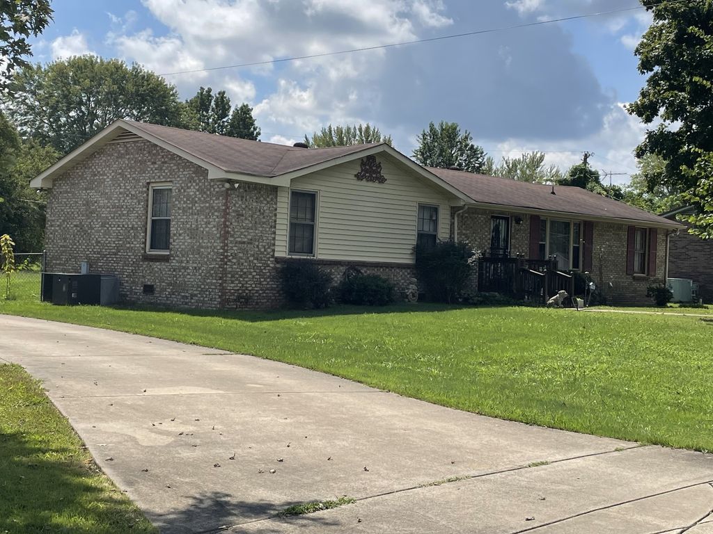 2245 Robin Dr, Clarksville